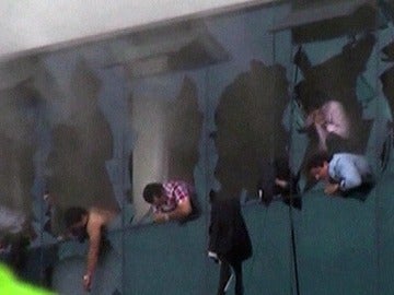 Dos muertos en el incendio de un edificio de oficinas en Guayaquil Dos muertos en el incendio de un edificio de oficinas en Guayaquil
