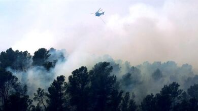 Los bomberos dan por controlados los dos incendios que afectan a la Comunidad Valenciana