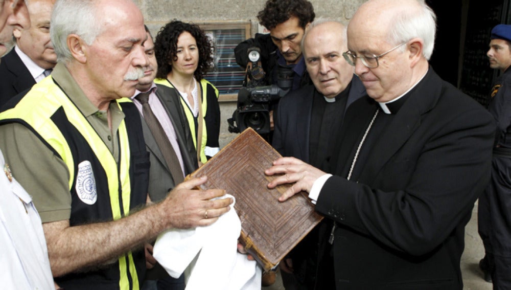 Entrega del Códice al arzobispo de Santiago