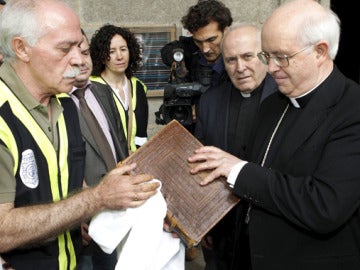 Entrega del Códice al arzobispo de Santiago