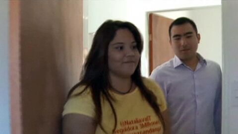 Ch&aacute;vez regala una casa del estado a su seguidora 3 millones en Twitter