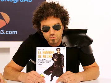 El hombre de negro con su libro El hombre de negro con su libro