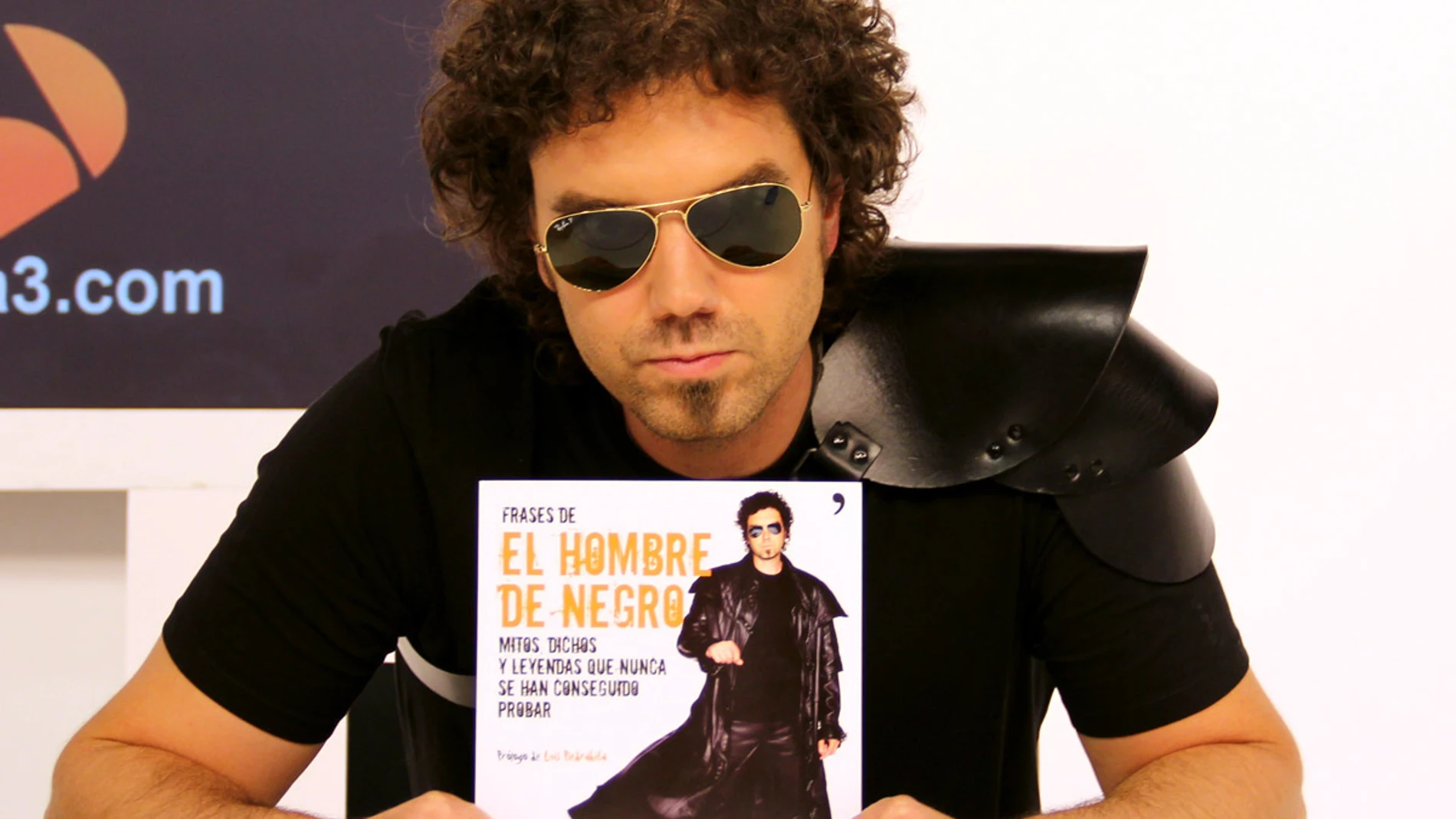 El hombre de negro con su libro