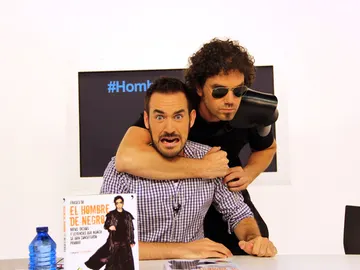 El hombre de negro y Jonathan Ruiz El hombre de negro y Jonathan Ruiz