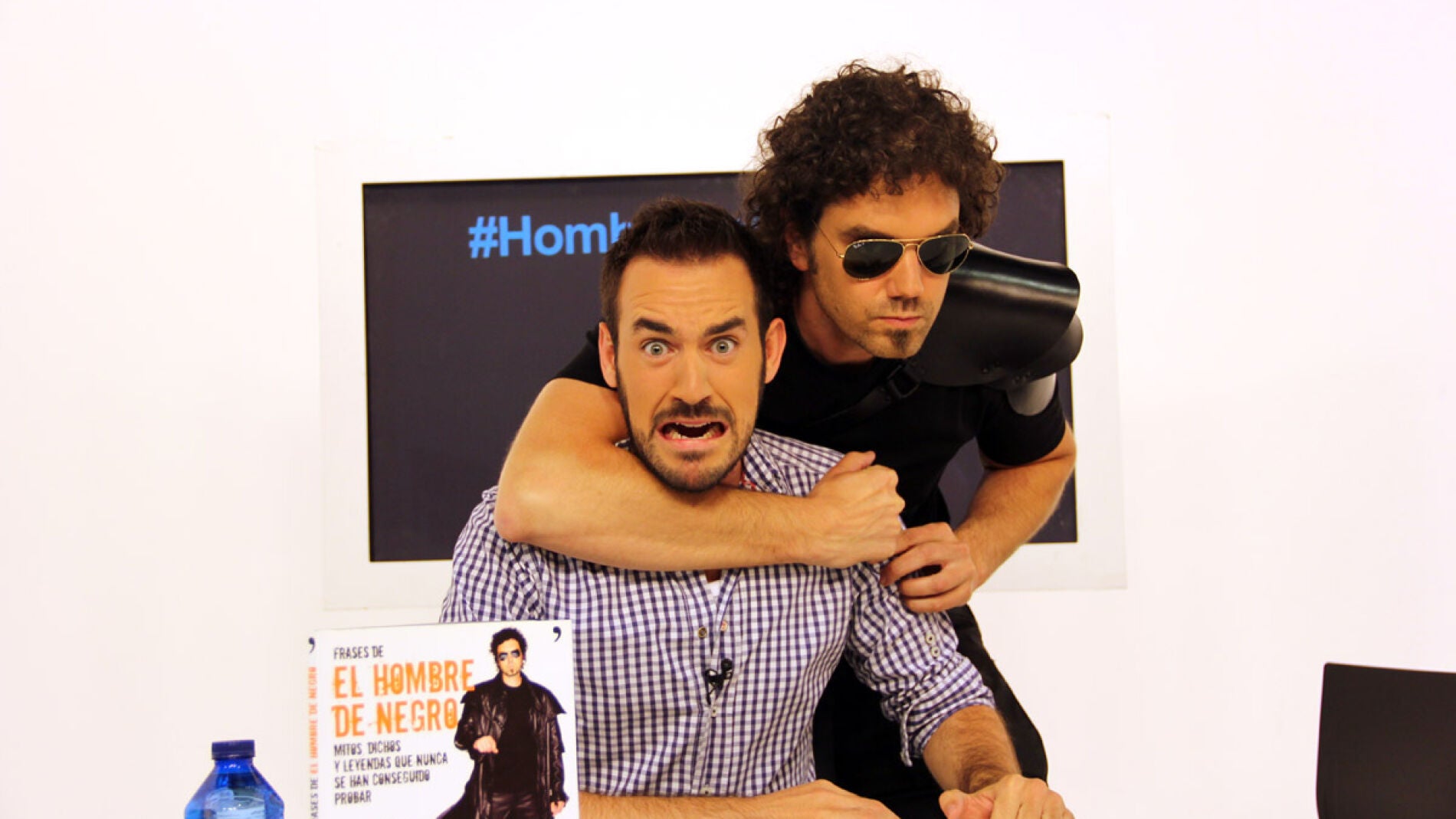 El hombre de negro y Jonathan Ruiz