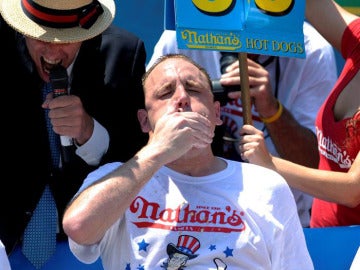 Joey Chestnut comió 68 perritos en 10 minutos