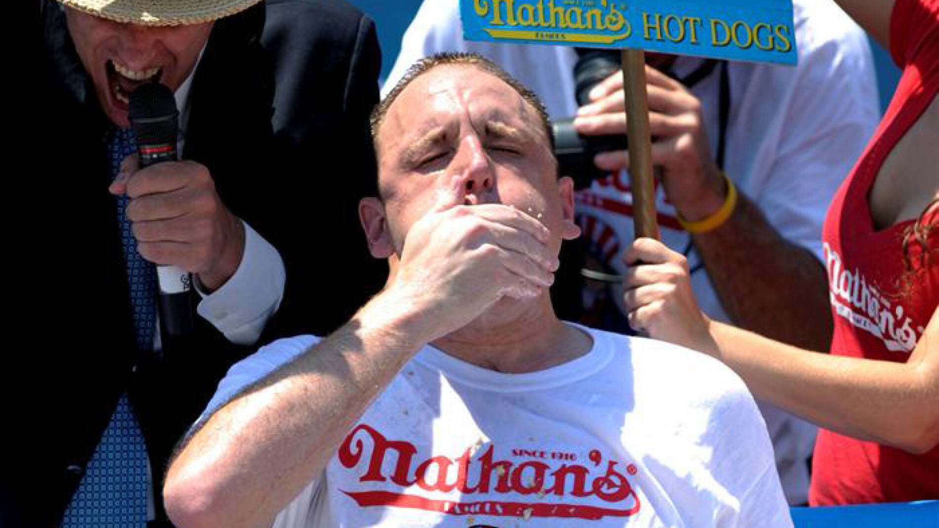 Joey Chestnut comió 68 perritos en 10 minutos