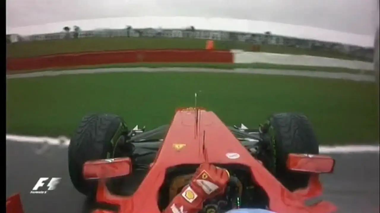 Fernando Alonso pierde el alerón delantero en un choque