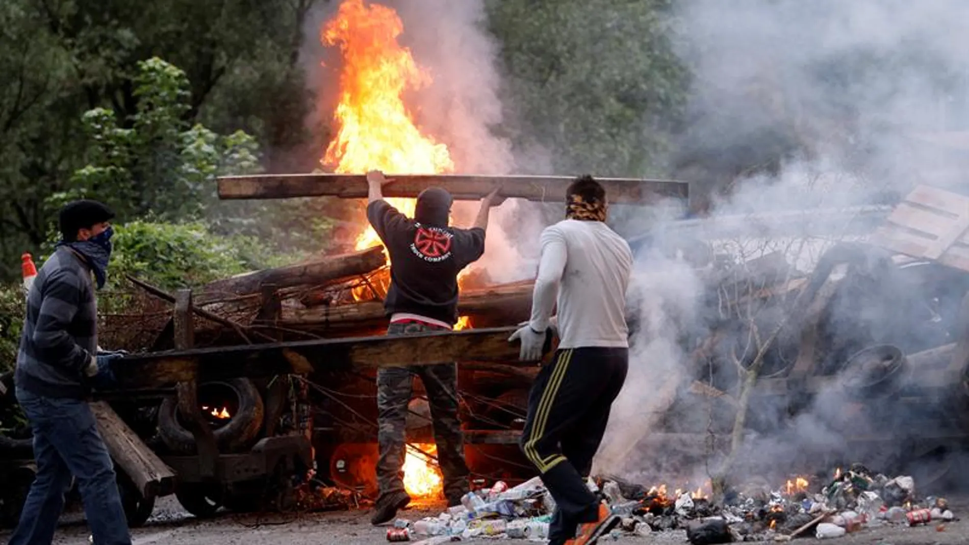Varios mineros cortan una carretera con una barricada Varios mineros cortan una carretera con una barricada