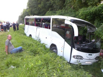 Mueren 14 personas y 22 resultan heridas al volcar un autobús en Ucrania