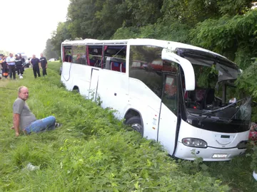 Mueren 14 personas y 22 resultan heridas al volcar un autobús en Ucrania Mueren 14 personas y 22 resultan heridas al volcar un autobús en Ucrania