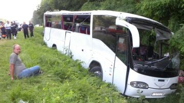 Mueren 14 personas y 22 resultan heridas al volcar un autobús en Ucrania