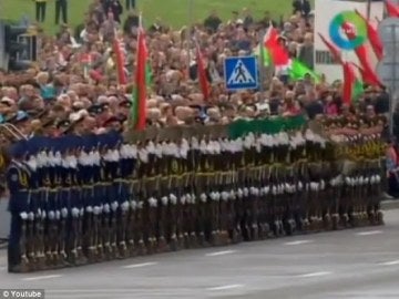 Efecto domino en una marcha militar en Bielorusia