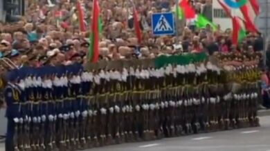 Espectacular efecto dominó en una marcha militar en Bielorrusia
