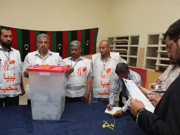 - Autoridades electorales libias cuentan votos durante los comicios - Autoridades electorales libias cuentan votos durante los comicios
