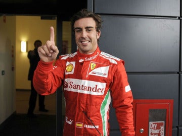 Alonso enseña el dedo tras la pole