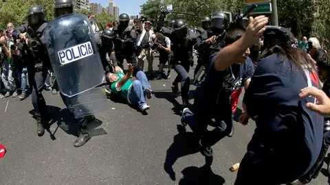 Policías cargan contra los mineros Policías cargan contra los mineros