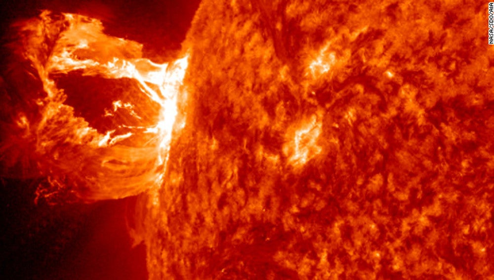 Una gigantesca mancha solar bombardea  la Tierra