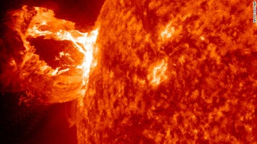 Una gigantesca mancha solar bombardea  la Tierra