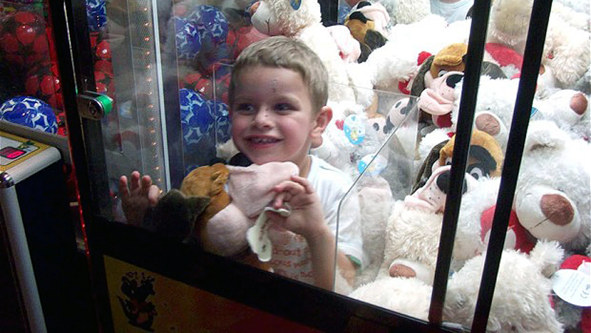 Niño atrapado en una máquina expendedora de juguetes