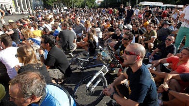 Policías y bomberos se manifestan ante el Congreso por los recortes a los funcionarios