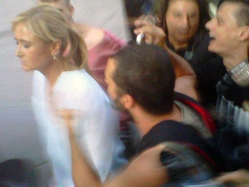 La delegada del Gobierno en Madrid, Cristina Cifuentes, increpada por los manifestantes