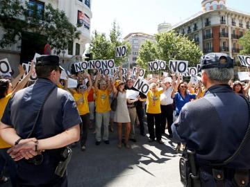 Funcionarios frente a la sede del PP en Madrid