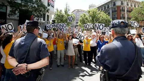 Funcionarios frente a la sede del PP en Madrid Funcionarios frente a la sede del PP en Madrid