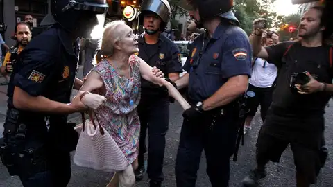 Mujer detenida durante las protestas en Ferraz Mujer detenida durante las protestas en Ferraz