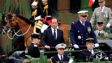 Hollande durante el desfile militar