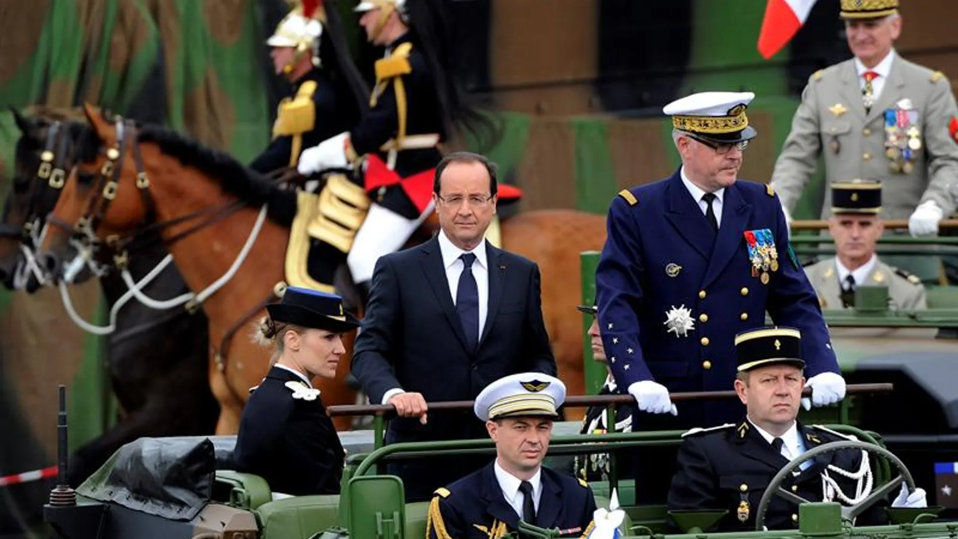 Hollande durante el desfile militar Hollande durante el desfile militar