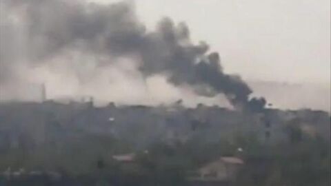 Una columna de humo causada por las explosiones en Siria