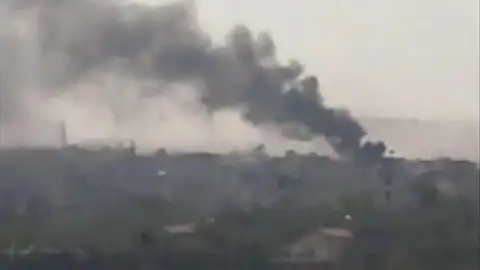 Una columna de humo causada por las explosiones en Siria Una columna de humo causada por las explosiones en Siria