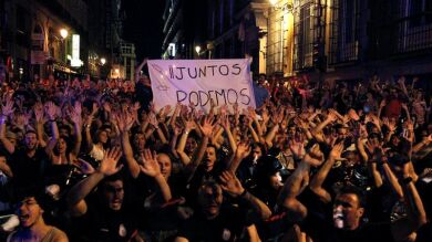 Un detenido en la protesta de funcionarios en el centro de Madrid contra los recortes