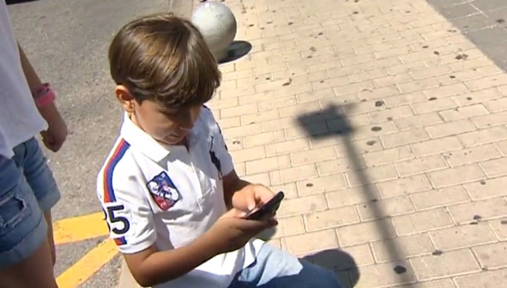 Niño utilizando un móvil