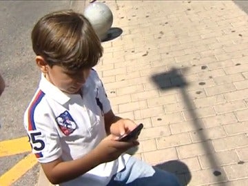 Niño utilizando un móvil