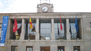 Un alcalde popular de Madrid encabeza la protesta contra los recortes del Gobierno