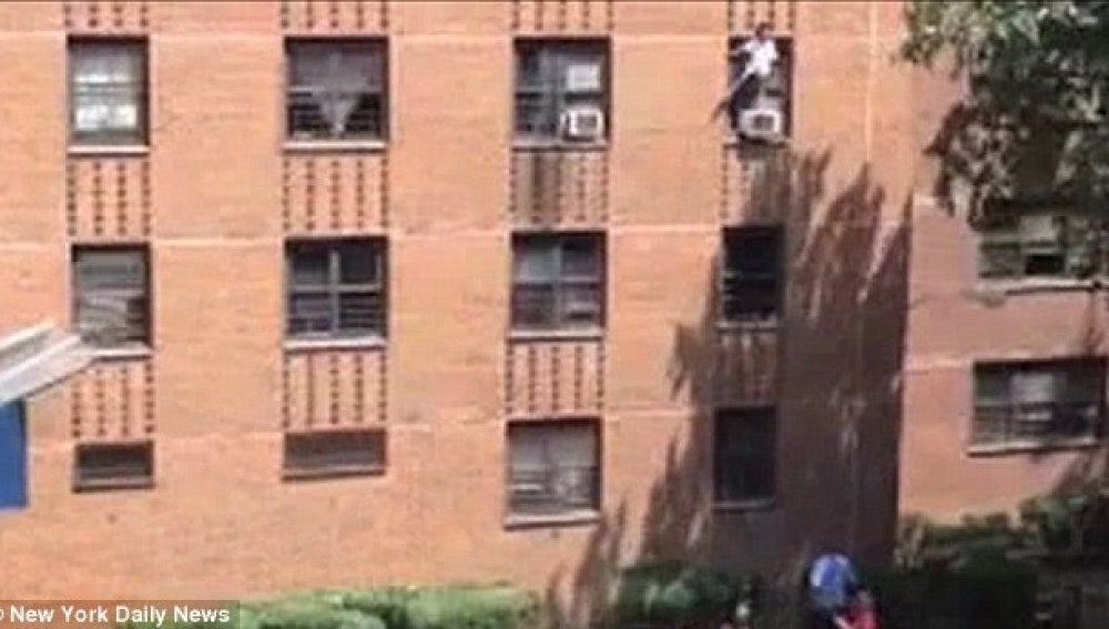 Un vecino de Brooklyn salva a una niña que cae al vacio desde la ventana de un tercer piso