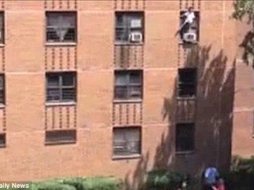 Un vecino de Brooklyn salva a una niña que cae al vacio desde la ventana de un tercer piso Un vecino de Brooklyn salva a una niña que cae al vacio desde la ventana de un tercer piso