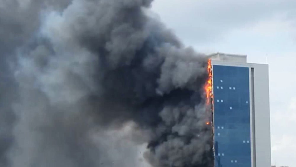 Un incendio arrasa un edificio de 42 plantas en el centro de Estambúl