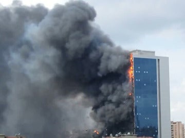 Un incendio arrasa un edificio de 42 plantas en el centro de Estambúl