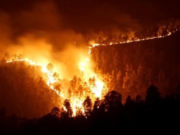 El fuego sigue en Tenerife y provoca el desalojo de 1.800 vecinos de Vilaflor 