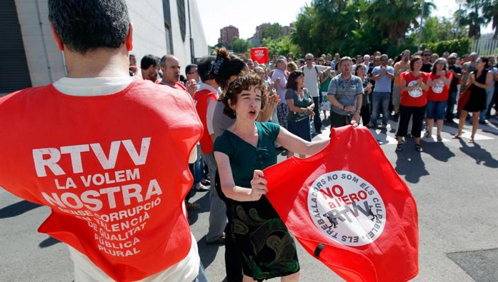 Trabajadores de Canal 9 realizan una protesta en el exterior de la sede de la televisión autonómica