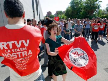 Trabajadores de Canal 9 realizan una protesta en el exterior de la sede de la televisión autonómica