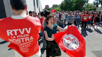 Trabajadores de Canal 9 realizan una protesta en el exterior de la sede de la televisión autonómica