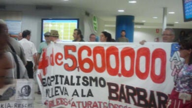 Alrededor de 70 parados ocupan una oficina de empleo en Barcelona