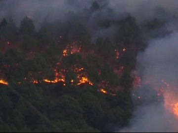 Tres incendios sin controlar en las islas Canarias