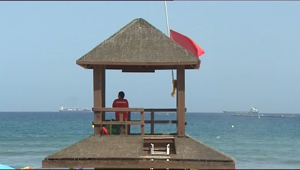 Bandera roja en la playa
