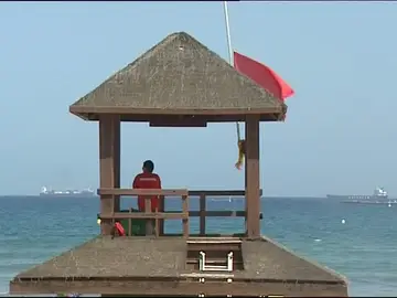 Bandera roja en la playa Bandera roja en la playa