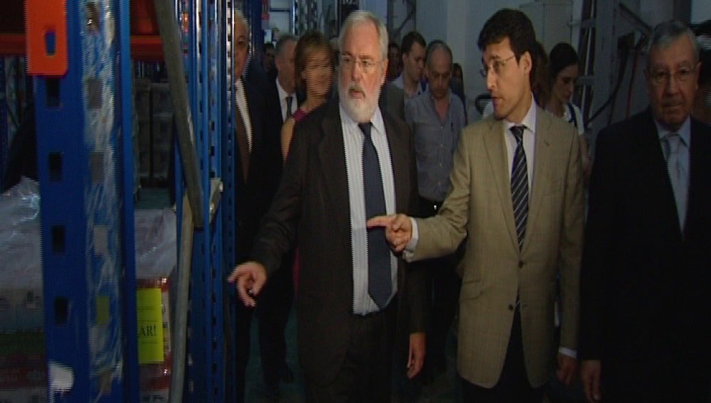 Arias Cañete visita banco de alimentos